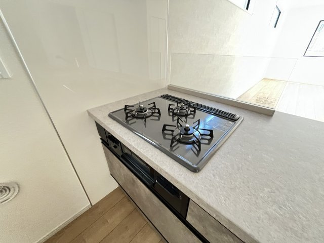 【キッチン】 | 福岡市東区香椎駅東1丁目4期　1号棟（全1棟）【仲介手数料無料・0円】 | 施工例。施工例は完成時と異なる場合があります。