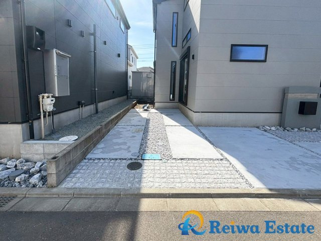 新築戸建　高座郡寒川町小谷1丁目の駐車場|車種により駐車2台可能なカースペース。共働きの世帯や急な来客時に安心ですね。