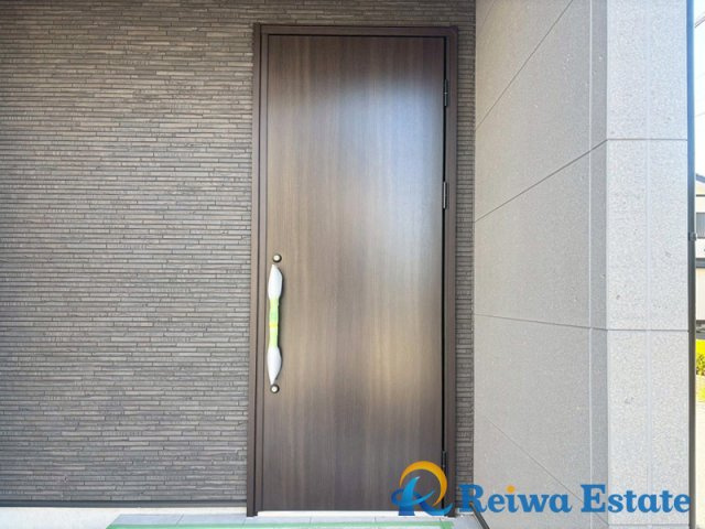 新築戸建　高座郡寒川町小谷1丁目の玄関|落ち着いた佇まいの中に上質さを感じる住まいでスタイリッシュな外観が人の心を惹きつけます♪