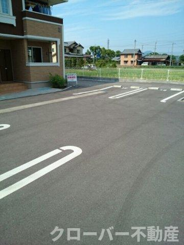 ラベリー・アイナⅡの駐車場