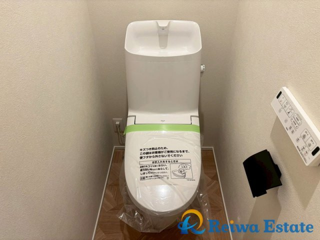 新築戸建　高座郡寒川町小谷1丁目のトイレ|壁掛けタイプの温水洗浄便座付きです◎