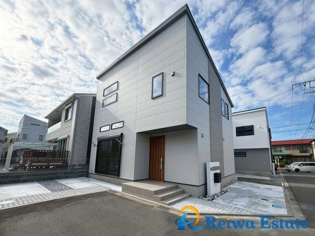 新築戸建　高座郡寒川町小谷1丁目の外観|お子様の自転車やバイクの置場を確保できるゆとりの駐車スペースがございます♪