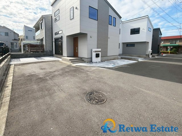 新築戸建　高座郡寒川町小谷1丁目の前面道路含む現地写真|お子様の自転車やバイクの置場を確保できるゆとりの駐車スペースがございます♪