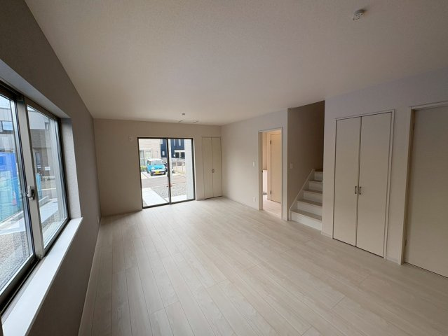 静岡市駿河区下川原五丁目10期　全５棟の居間・リビング|ご家族が顔を合わせるタイミングが増えるリビング階段。