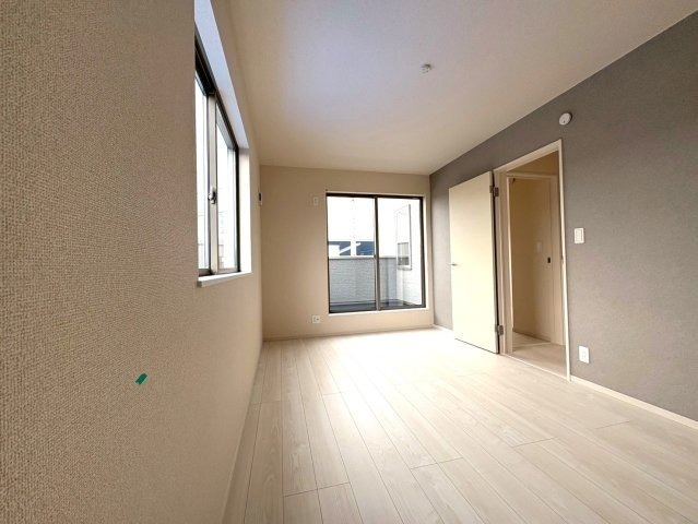 静岡市駿河区下川原五丁目10期　全５棟の洋室|バルコニーに面した明るい居室。