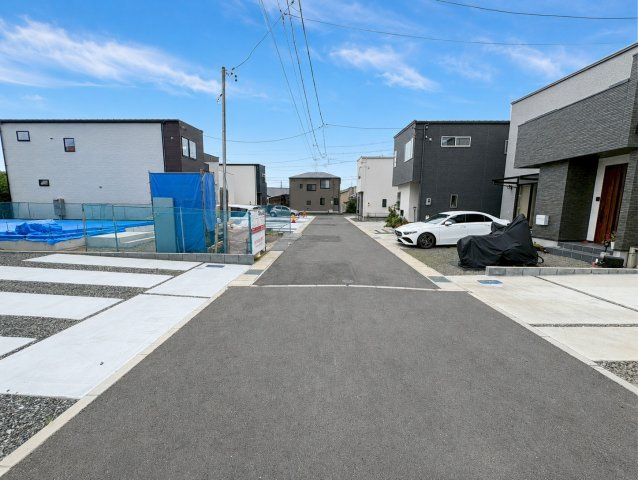 静岡市駿河区下川原五丁目10期　全５棟の前面道路含む現地写真|交通量の少ない前面道路のため小さなお子様がいるご家族も安心です。