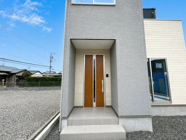 静岡市駿河区下川原五丁目10期　全５棟の玄関|木目調がアクセントとなったスッキリとした玄関。