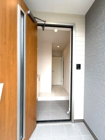 静岡市駿河区下川原五丁目10期　全５棟の玄関|玄関ドアをあけると白を基調とした空間が広がります。