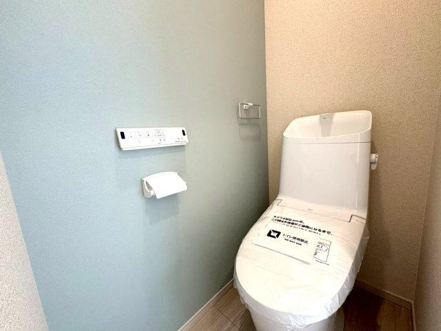 静岡市駿河区下川原五丁目10期　全５棟のトイレ|１階トイレはアクセントクロス施工。