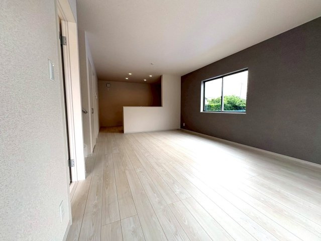 静岡市駿河区下川原五丁目10期　全５棟の居間・リビング|18帖の広々したリビングでご家族みんなでお寛ぎください。