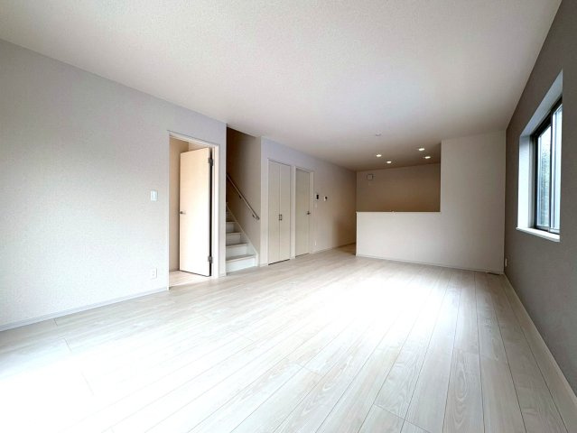 静岡市駿河区下川原五丁目10期　全５棟の居間・リビング|どんなインテリアも馴染む白を基調としたリビング。