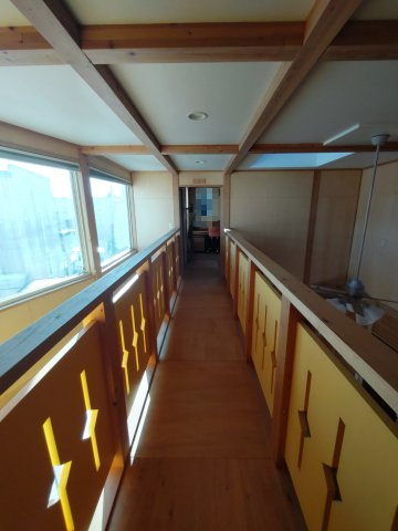 新釧路町　中古住宅の内装|ブリッジ部分（両サイドが吹き抜けになっています）