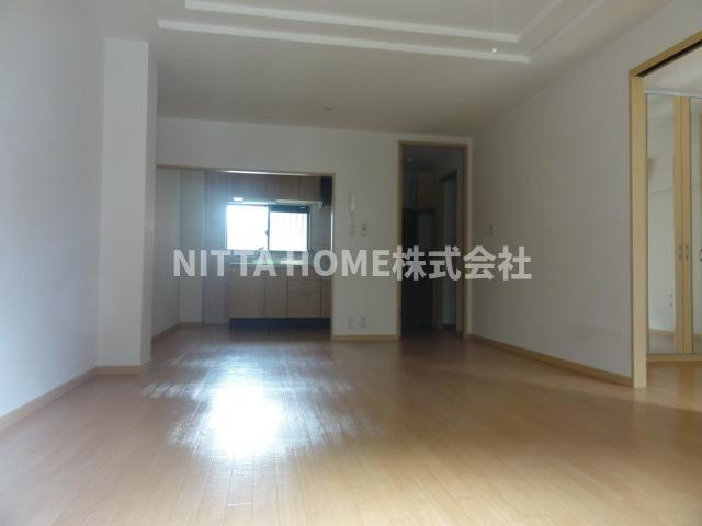 ハイツエスポアの居間・リビング|１４．５帖のリビングルームに窓付きのオープンキッチン採用☆彡