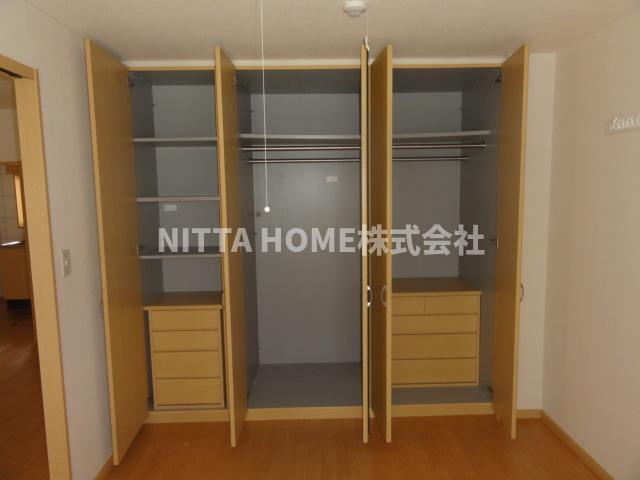 ハイツエスポアの収納|洋室にはたっぷりの収納がついています＊