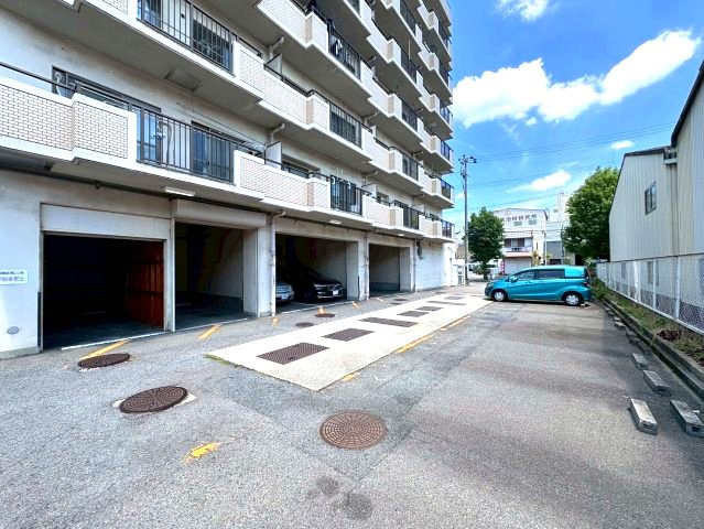 バルカン富田林の駐車場