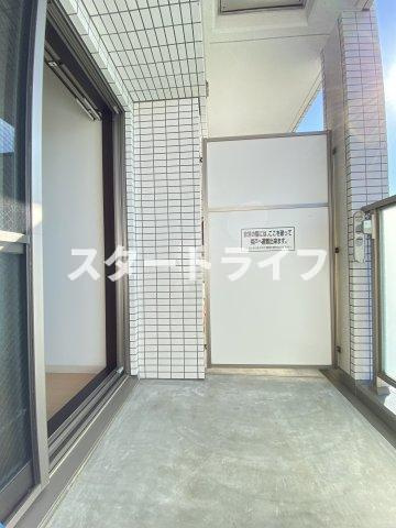 大阪市淀川区十三本町１丁目の賃貸マンションのバルコニー