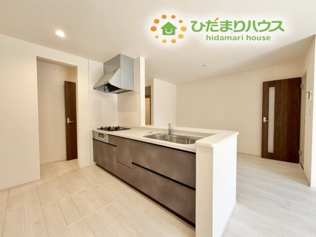 深谷市田所町　第3　新築一戸建て　リーブルガーデン　02のキッチン|明るさを感じるキッチンは、作業スペースが確保されており調理がしやすい印象です。リビングとのつながりも良く、家事の流れが整いやすい配置になっております！