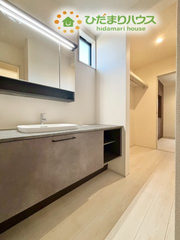 深谷市田所町　第3　新築一戸建て　リーブルガーデン　02の独立洗面台|ワイドなカウンター洗面台です。身支度の流れが整いやすい配置になっております。これだけの広さがあれば2人同時に使ってもスムーズに準備できますね☆