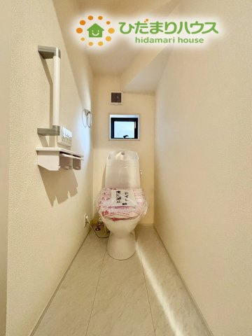 深谷市田所町　第3　新築一戸建て　リーブルガーデン　02のトイレ|落ち着いた雰囲気のトイレは、清掃がしやすい造りで日々の手入れも快適です。空間にゆとりがあり、家族みんなが使いやすい印象が広がります♪