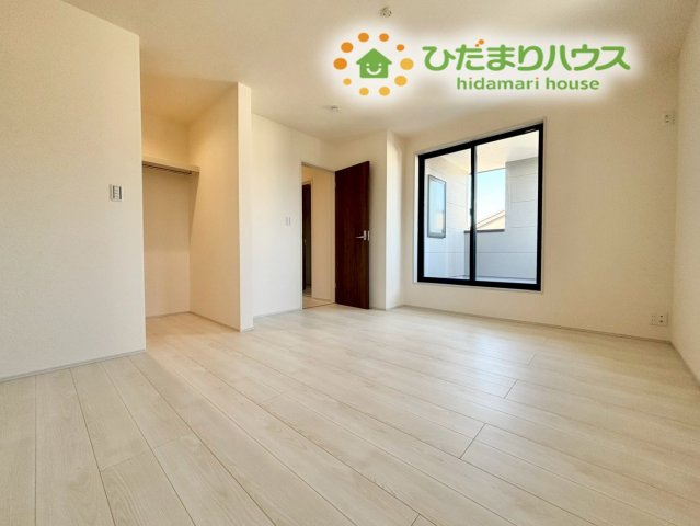 深谷市田所町　第3　新築一戸建て　リーブルガーデン　02の寝室|柔らかな光が入る寝室は、落ち着いた雰囲気でゆっくり休める空間です。8.2帖と十分な広さがあるので、ベットやドレッサーも置いてもゆとりのスペースがあります(*^-^*)