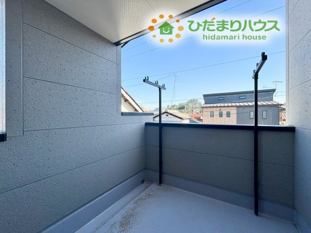 深谷市田所町　第3　新築一戸建て　リーブルガーデン　02のバルコニー|陽当たりの良いバルコニーは、洗濯物が乾きやすく家事がはかどる環境です。インナーバルコニーなので、急な雨の際も濡れにくい設計になっており安心ですね！外の空気を感じながら過ごせる心地よいスペースです★