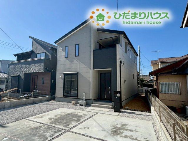 深谷市田所町　第3　新築一戸建て　リーブルガーデン　02の外観|落ち着いた街並みに調和する外観が魅力の住まいです。駐車スペースも確保され、荷物の積み下ろしがしやすい点もうれしいポイントです◎