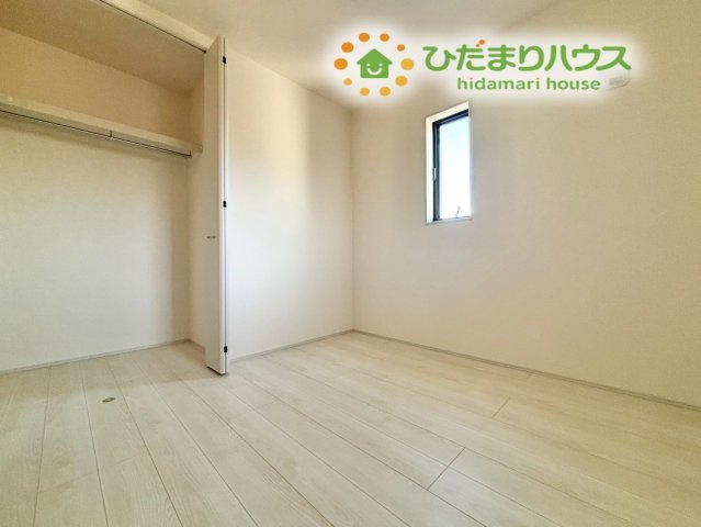 深谷市田所町　第3　新築一戸建て　リーブルガーデン　02の子供部屋|明るさを感じる子供部屋は、遊びや学びの時間を過ごしやすい空間です。家具の配置がしやすく、成長に合わせて使い方を変えやすい点もうれしいポイントです！