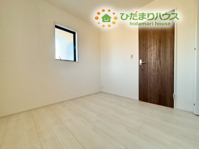 深谷市田所町　第3　新築一戸建て　リーブルガーデン　02の子供部屋|明るい色味が広がるお部屋は、遊びや学びの時間を過ごしやすい環境です。クローゼットも完備されているので、自然とお片付けの習慣も身につきます！