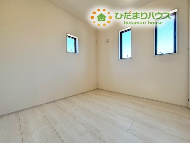 深谷市田所町　第3　新築一戸建て　リーブルガーデン　02の洋室|小窓から柔らかな光が差し込む洋室は、落ち着いた時間を過ごしやすい空間です。シンプルな内装で、生活スタイルに合わせて整えやすいのが魅力です♪