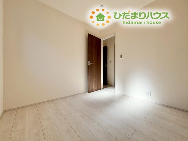深谷市田所町　第3　新築一戸建て　リーブルガーデン　02の洋室|自然光がたっぷり入る洋室は机や収納を置きやすい形で、勉強や趣味の時間も集中しやすい環境です！来客用のお部屋としても重宝します！
