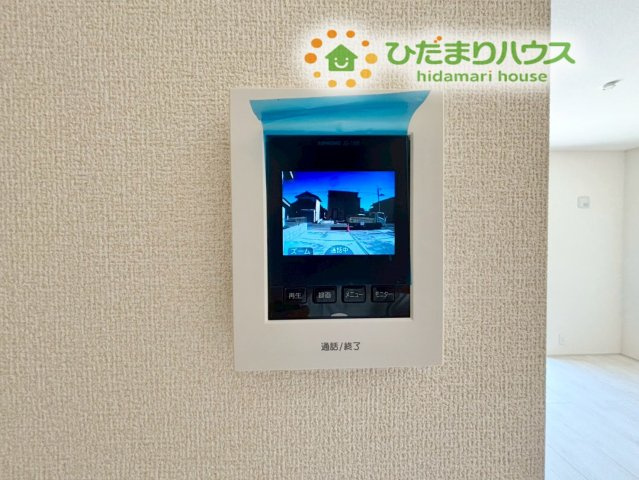深谷市田所町　第3　新築一戸建て　リーブルガーデン　02のセキュリティ|訪問者を画面で確認できるTVモニター付きインターホンは、防犯面で安心感が高まります。操作も分かりやすく、日々の暮らしに心地よい安心を添えてくれます！