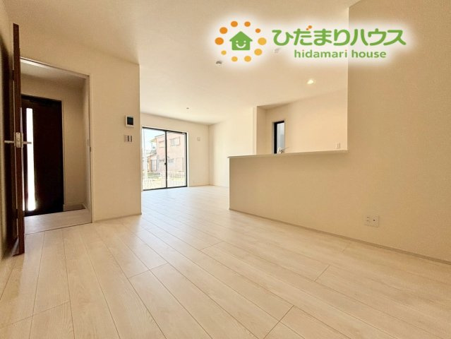 深谷市田所町　第3　新築一戸建て　リーブルガーデン　02の居間・リビング|ゆっくりと寛げる広々20帖のLDK★明るい光が差し込むリビングは、家族が自然と集まる心地よい空間です。木目の床が温かみを添え、ゆったりと過ごせる雰囲気が広がります！