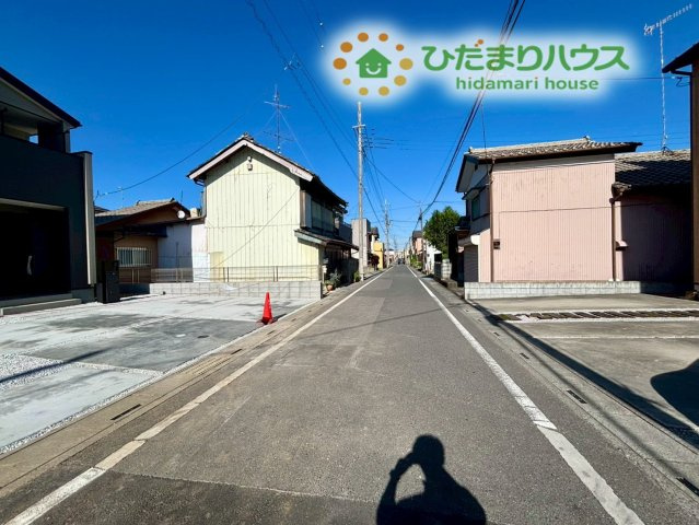 深谷市田所町　第3　新築一戸建て　リーブルガーデン　02の前面道路含む現地写真|前面道路は見通しがよく、車の出し入れがしやすい環境です。周辺は落ち着いた雰囲気で、日々の移動もスムーズに行える点が魅力です！