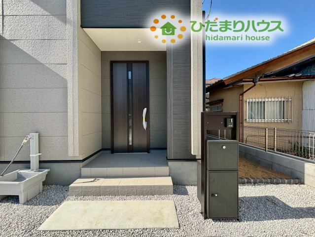 深谷市田所町　第3　新築一戸建て　リーブルガーデン　02のエントランス|開放感のあるエントランスは、帰宅時にほっとできる明るさが広がります。外からの動線も整っており、出入りがしやすい心地よい空間です☆