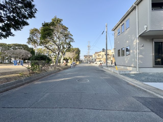 いろどりアイタウン浜松市中央区遠州浜2丁目　6号棟の前面道路含む現地写真|前面道路を北側を向いて撮影しました。