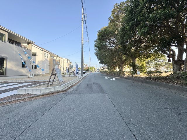 いろどりアイタウン浜松市中央区遠州浜2丁目　6号棟の前面道路含む現地写真|前面道路を東側を向いて撮影しました。