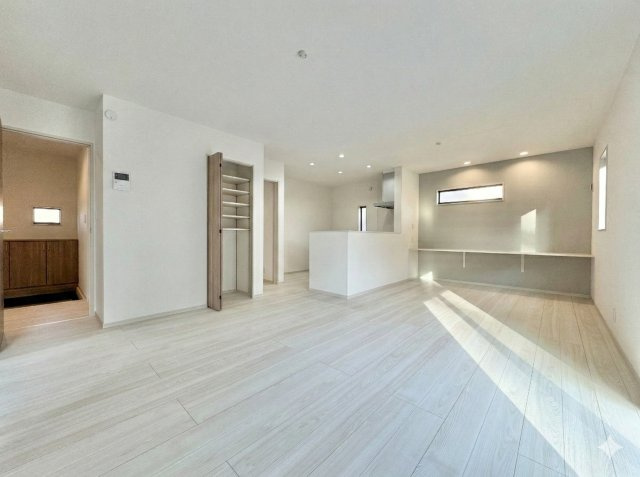 いろどりアイタウン浜松市中央区遠州浜2丁目　6号棟の居間・リビング|明るい陽光が差し込む、開放感あふれるLDKです♪