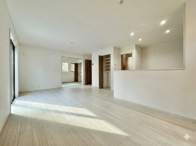 いろどりアイタウン浜松市中央区遠州浜2丁目　6号棟の居間・リビング|隣接する洋室と一体利用も可能で、使い勝手が良いです！