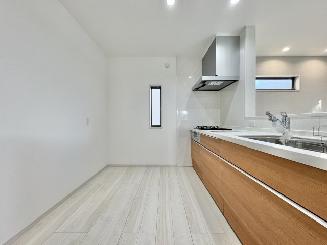 いろどりアイタウン浜松市中央区遠州浜2丁目　6号棟のキッチン|火力調整がしやすい三口ガスコンロで、本格的なお料理も楽しめます♪