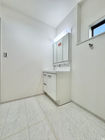 いろどりアイタウン浜松市中央区遠州浜2丁目　6号棟の独立洗面台|清潔感のある洗面台で、毎日の身支度も快適に行えます！