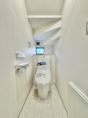 いろどりアイタウン浜松市中央区遠州浜2丁目　6号棟のトイレ|すっきりとしたデザインで、清潔感を大切にしたトイレ空間です。