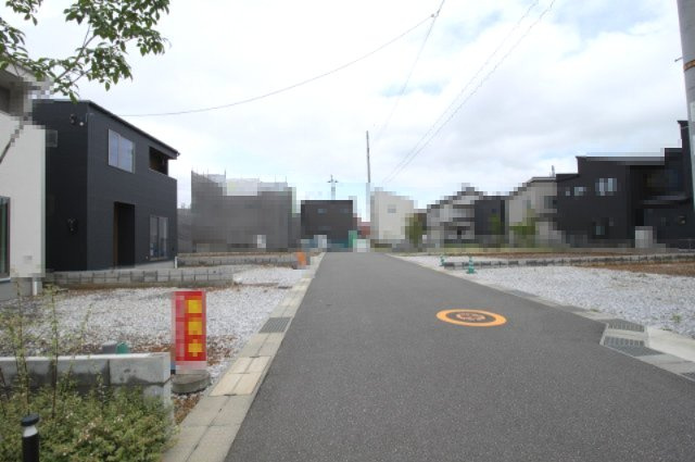 鴨部【特別価格　８月末まで】新築戸建　⑨　プレミアム仕様（全2区画）の前面道路含む現地写真|南側　公道　6.0ｍ　接面　8.3ｍ