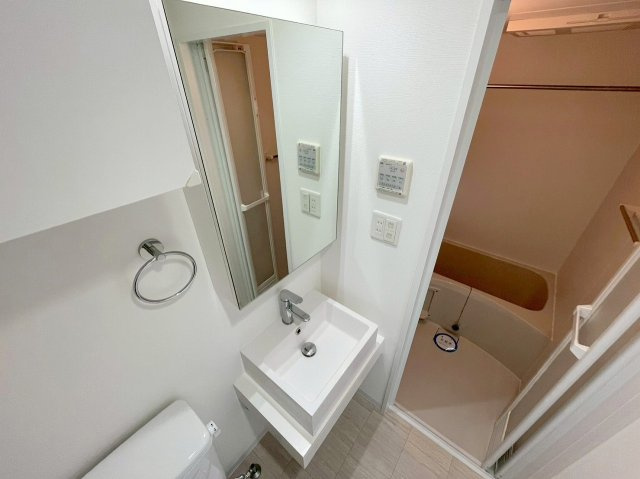 アドバンス新大阪ラシュレの独立洗面台