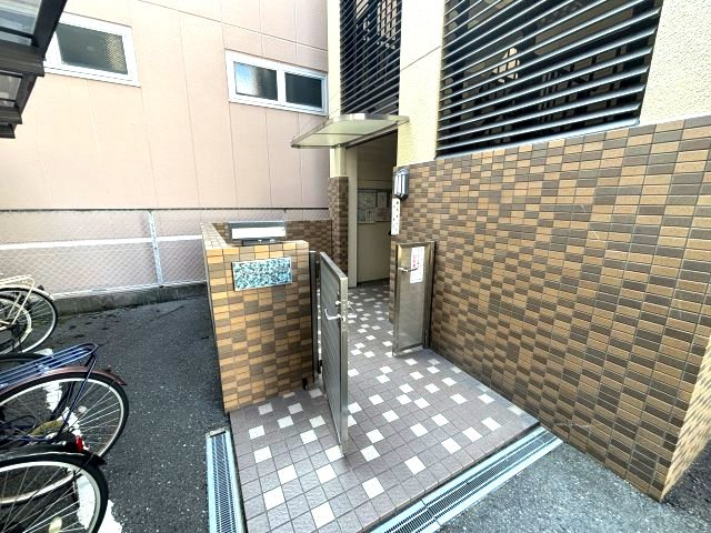 キャッスル山村B棟のエントランス