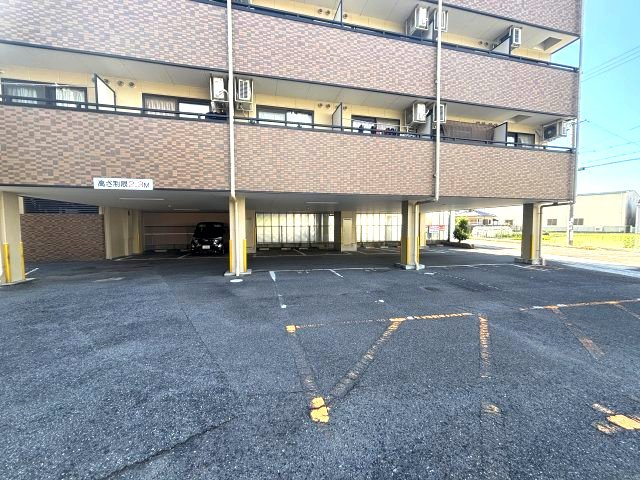 キャッスル山村B棟の駐車場