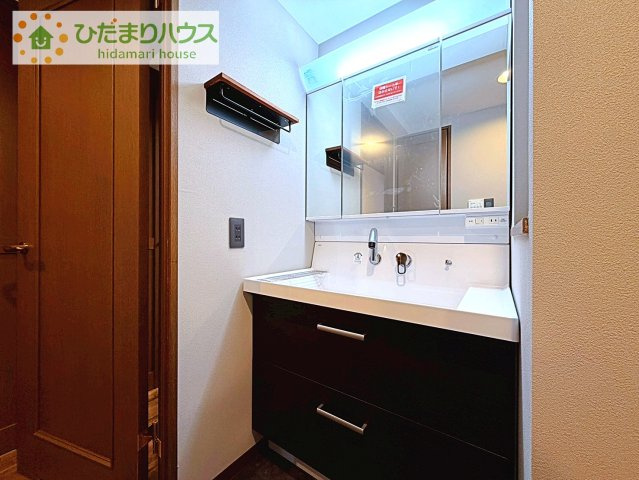 【独立洗面台】 | リーベスト天王台 | 三面鏡の大きな鏡は憧れます(^^♪
鏡の後ろは収納となっていて、細かいものでも収納できるのでスッキリと整理できます！