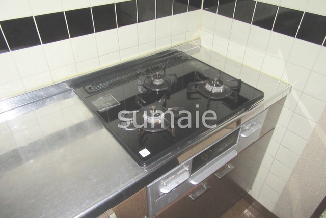 リバーコートのキッチン|3口システムキッチンです