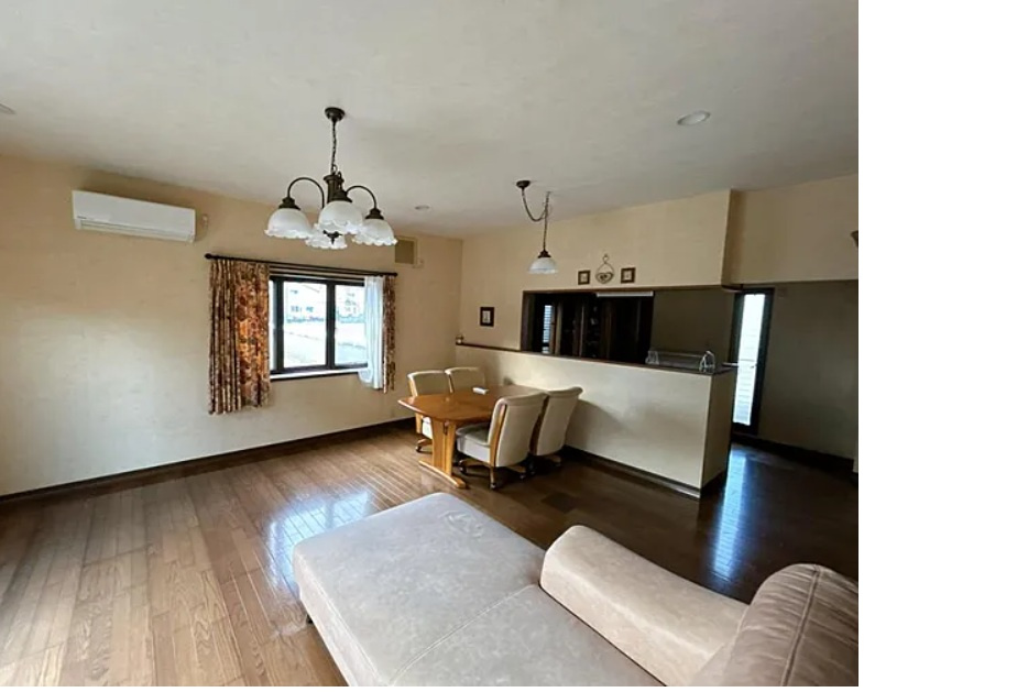 八代市高島町中古戸建の居間・リビング