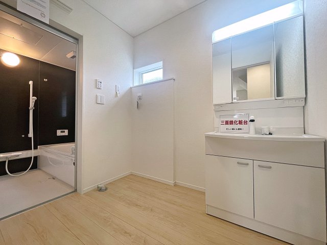 新築戸建・新築建売　南相馬市原町区南町第1　原町第二小・原町第一中の独立洗面台|三面鏡洗面台で朝の身支度もしやすく収納力も◎洗面台に物を置かずすっきり清潔に保つことができます！