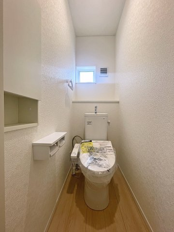 新築戸建・新築建売　南相馬市原町区南町第1　原町第二小・原町第一中のトイレ|白を基調としており小窓で換気ができるので清潔感のある空間。ペーパーホルダーが2つあるのも便利です！